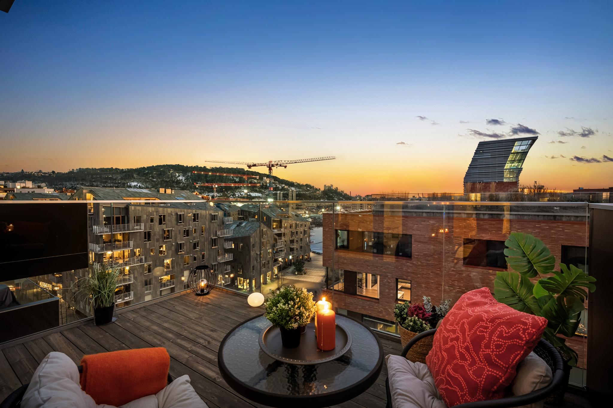 Et vakkert uterom. Tilbaketrukket og uforstyrret, perfekt for å slappe av.
 